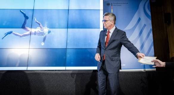 Helping Hand 2017 Federal Minister of the Interior Thomas de Maiziere Federal Minister of the Interior Dr Thomas de Maiziere awards the Foerderpreis Helfende Hand 2017 in Berlin This years Foerderpreis is awarded to ideas and concepts that arouse peoples interest in volunteering in population protection