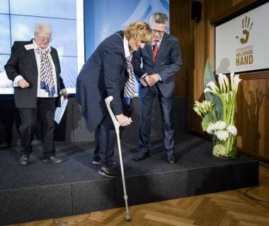 Helping Hand 2017 Federal Minister of the Interior Thomas de Maiziere Federal Minister of the Interior Dr Thomas de Maiziere awards the Foerderpreis Helfende Hand 2017 in Berlin This years Foerderpreis is awarded to ideas and concepts that arouse peoples interest in volunteering in population protection