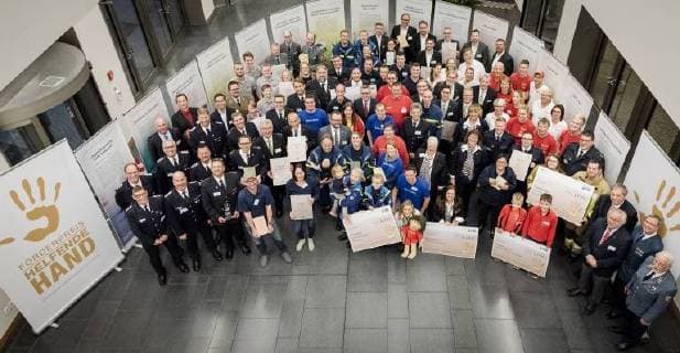 Helping Hand 2017 Federal Minister of the Interior Thomas de Maiziere Federal Minister of the Interior Dr Thomas de Maiziere awards the Foerderpreis Helfende Hand 2017 in Berlin This years Foerderpreis is awarded to ideas and concepts that arouse peoples interest in volunteering in population protection