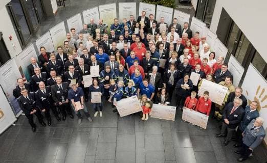 Helping Hand 2017 Federal Minister of the Interior Thomas de Maiziere Federal Minister of the Interior Dr Thomas de Maiziere awards the Foerderpreis Helfende Hand 2017 in Berlin This years Foerderpreis is awarded to ideas and concepts that arouse peoples interest in volunteering in population protection