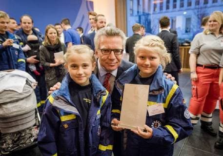 Helping Hand 2017 Federal Minister of the Interior Thomas de Maiziere Federal Minister of the Interior Dr Thomas de Maiziere awards the Foerderpreis Helfende Hand 2017 in Berlin This years Foerderpreis is awarded to ideas and concepts that arouse peoples interest in volunteering in population protection