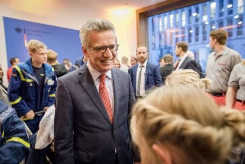 Helping Hand 2017 Federal Minister of the Interior Thomas de Maiziere Federal Minister of the Interior Dr Thomas de Maiziere awards the Foerderpreis Helfende Hand 2017 in Berlin This years Foerderpreis is awarded to ideas and concepts that arouse peoples interest in volunteering in population protection