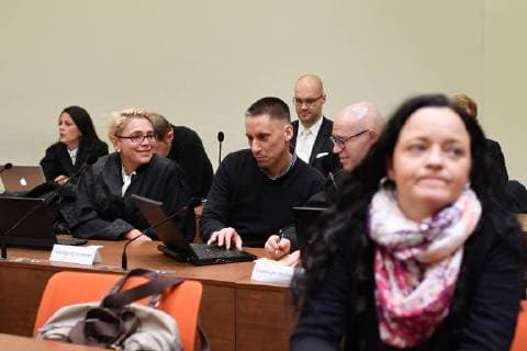 392. Verhandlungstag im NSU-Prozess Der Angeklagte Ralf Wohlleben und seine Anwaelte Nicole Schneiders und Olaf Klemke unterhalten sich am Dienstag (28.11.2017) im Landgericht in Muenchen beim 392. Verhandlungstag im NSU-Prozess. *** 392 Negotiation day in the NSU trial The defendant Ralf Wohlleben and his lawyers Nicole Schneiders and Olaf Klemke talk on Tuesday 28 11 2017 in the district court in Munich at the 392 days of negotiations in the NSU trial