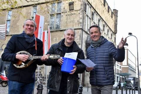 The Cologne folkloric musician Jörg Paul Weber, the inventor of the sing-along initiative Georg Hinz, and the choir director Michael Kokott pose on 28.11.2017 in Cologne at the press conference on Lose mer singe lets sing sing-along concert in Cologne Gürzenich