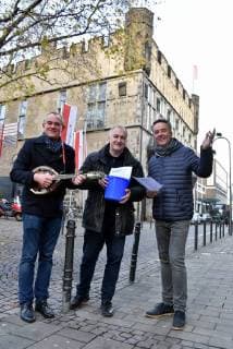 The Cologne folkloric musician Jörg Paul Weber, the inventor of the sing-along initiative Georg Hinz, and the choir director Michael Kokott pose on 28.11.2017 in Cologne at the press conference on Lose mer singe lets sing sing-along concert in Cologne Gürzenich