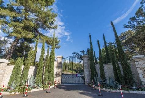 ATTENTION EDITORS, CORRECTED CAPTION FOR TASS IMAGE ID TS06B262, DATED NOVEMBER 29, 2017, TITLED Property in French Riviera, France . CORRECTED CAPTION FOLLOWS: PROVENCE-ALPES-COTE D AZUR, FRANCE - NOVEMBER 29, 2017: A gate at the entrance to Chateau-de-la-Croe, a villa owned by Russian businessman Roman Abramovich, on the French Riviera (Cote d Azure). Dominique Boutin TASS SORRY FOR ANY INCONVENIENCE!  X0000D8F