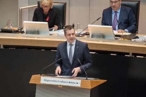 Berlin Abgeordnetenhaus Plenarsitzung des Berliner Abgeordnetenhaus am Donnerstag den 30. November 2017. Im Bild: Stefan Evers (CDU), kritisiert in der Aktuellen Stunde die rot-rot-gruene Landesregierung und die Situation um den Flughafen BER. 30.11.2017, Berlin *** Berlin Chamber of Deputies Plenary Session of the Berlin House of Representatives on Thursday, November 30, 2017 In the picture Stefan Evers CDU criticized in the current hour, the red red-green state government and the situation around the airport BER 30 11 2017 Berlin