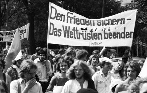 Demondtrastion zum Antikriegstag 1979 DEU, Deutschland, Bonn: Mehrere tausend Demonstranten kamen am Antikriegstag um fuer Abruestung und den Frieden in Vietnam zu protestieren am 1.09.1979 in Bonn. DEU, Germany, Bonn: Several thousand protesters came to protest on anti-war day for disarmament and peace in Vietnam on May 1, 1979 in Bonn NRW