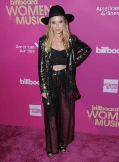 November 30, 2017 - Hollywood, CA, U.S. - 30 November 2017 - Hollywood, California - ZZ Ward. Billboard Women in Music 2017 held at The Ray Dolby Ballroom. Photo Credit: AdMedia Hollywood U.S. - ZUMAa123 20171130_zaa_a123_090 Copyright: xBirdiexThompsonx
