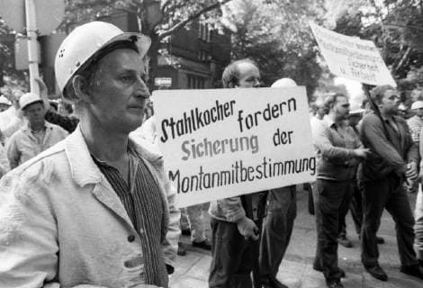 IG Metall-Warnstreik fuer Mitbestimmung 1980 DEU, Deutschland, Dortmund: Warnstreik der IG Metall bei der Hoesch AG Westfalenhuette zur Erhaltung der Mitbestimmung am 29.07.1980 in Dortmund. DEU, Germany, Dortmund: Warning strike of the IG Metall at the Hoesch AG Westfalenhuette to the preservation of the co-determination on 29.07.1980 in Dortmund. NRW
