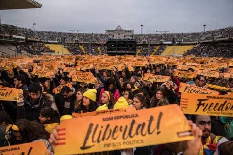 Bilder des Tages BARCELONA, SPAIN 2nd of DECEMBER. Concert to collect moeny for the political prisioners organized by Assamblea NAcional Catalana in Olyimpic Stadium Lluis Companys Cordon Press  MarcxGonzalezx xAFP7 Concert for freedom in Catalonia, Spain, Dec 02th 2017