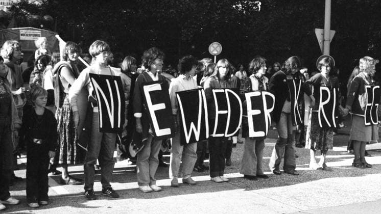 DGB-Jugend zum Antikriegstag 1980 DEU, Deutschland, Hamburg: Demonstration der DGB-Jugend zum Antikriegstag. Am 01.09.1980 in Hamburg. DEU, Germany, Hamburg: Demonstration of DGB youth on anti- day. On 1 September 1980 in Hamburg