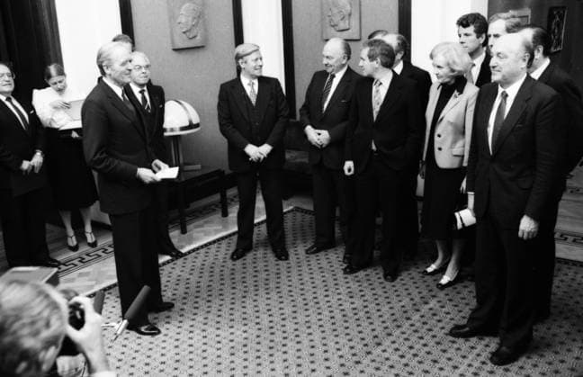 Kabinett Schmidt III 1980 DEU, Deutschland, Bonn: Wahl, Vereidigung und Vorstellung des Schmidt-Kabinetts am 05.11.1980 in Bonn. Im Bundespraesidialamt. v.r. Herbert Ehrenberg, Jürgen Schmude, Antje Huber, Volker Hauff, Egon Franke, Helmut Schmidt, Karl Carstens , N.N. EU, Germany, Bonn: Election, swearing-in and presentation of the Schmidt Cabinet on 05.11.1980 in Bonn. NRW