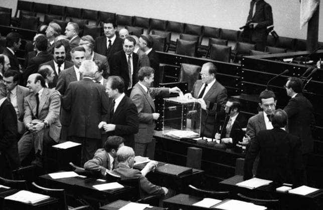 Kabinett Schmidt III 1980 DEU, Deutschland, Bonn: Wahl, Vereidigung und Vorstellung des Schmidt-Kabinetts am 05.11.1980 in Bonn. Im Bundestag. Wahlvorgang . EU, Germany, Bonn: Election, swearing-in and presentation of the Schmidt Cabinet on 05.11.1980 in Bonn. NRW