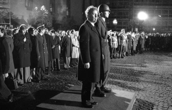 Rekrutenvereidigung 1980 DEU, Deutschland, Bonn: Oeffentliche Vereidigung von Rekruten der Bundeswehr in Bonn am 12.11.1980.Hans Apel. DEU, Germany, Bonn: Public swearing-in of recruits of the German Army in Bonn on 12.11.1980 NRW