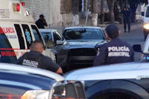 Tourist police officers gather information at the scene of a shooting where three police officers were killed on the Malecon de la Paz, in the state of Baja California Sur, Mexico, 02 December 2017. Three tourist policemen were shot dead in the center of the Mexican resort town of La Paz, in the northwestern state of Baja California Sur, according to the state attorney s office. Three policemen killed in the Mexican resort of La Paz !ACHTUNG: NUR REDAKTIONELLE NUTZUNG!  Copyright: xLUISxROLDANx MEX52 20171203-636478738797529828