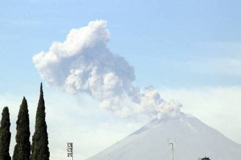 Mexiko: Vulkan Popocatepetl zeigt Rauchwolke December 2, 2017 - EUM20171202NAC14.JPG.PUEBLA, Pue. VolcanoVolcan-Puebla.- Alta Actividad del volcan El volcan Popocatepetl registra actividad constante la manana de este sabado, 2 de diciembre de 2017. Foto: Agencia EL UNIVERSALJMA  - ZUMAu78_ 20171202_zaf_u78_043 Copyright: xElxUniversalx