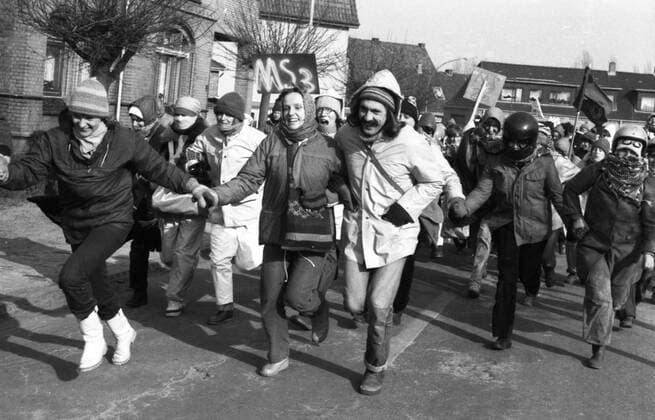100.000 gegen Atomkraftwerk Brokdorf 1981 DEU, Deutschland, Brokdorf: Ca. 100.000 Demonstranten , friedlich und gewalttaetig , kamen nach Brokdorf im Kreis Steinburg um gegen ein Atomkraftwerk zu demonstrieren, das von einem großem Polizeiaufgebot geschuetzt wurde 28.02.1981. DEU, Germany, Brokdorf: Approx. 100,000 demonstrators, peaceful and violent, came to Brokdorf in the district of Steinburg to demonstrate against a nuclear power plant, which was protected by a large police force. 28.02.1981 Schleswig-Holstein