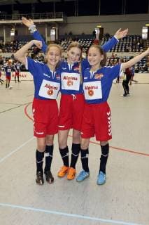 Lina Larissa beam with Laila and Rosa Meinecke bem charity football game kicking with heart 2017 in the Alsterdorfer sports hall Hamburg 03 12 2017 Foto:xC.xTamckex xFuturexImage