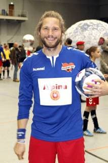 Sebastian Ströbel bem Charity football game kicking with heart 2017 in the Alsterdorfer sports hall Hamburg 03 12 2017 Foto:xC.xTamckex xFuturexImage