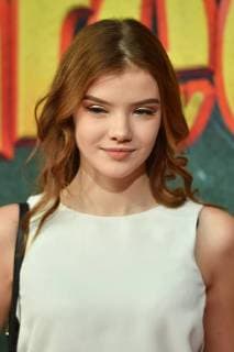 Melina Celine HECKLAU YouTuberin single image single image portrait portrait world premiere BURG SCHRECKENSTEIN Red Carpet Red Carpet on 03 12 2017