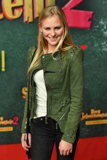 Jolina Marie LEDL YouTuberin single image cut single motif half figure half figure world premiere BURG SCHRECKENSTEIN red carpet Red Carpet on 03 12 2017