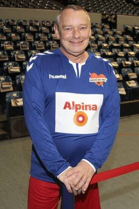 Harry Schulz bem charity football game kicking with heart 2017 in the Alsterdorfer sports hall Hamburg 03 12 2017 Foto:xgbrcix xFuturexImage