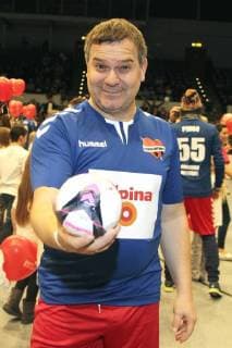 Elton bem charity soccer game kicking with heart 2017 in the Alsterdorfer sports hall Hamburg 03 12 2017 Foto:xgbrcix xFuturexImage