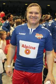 Elton bem charity soccer game kicking with heart 2017 in the Alsterdorfer sports hall Hamburg 03 12 2017 Foto:xgbrcix xFuturexImage
