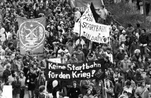 100.000 gegen Starbahn West 1981 DEU, Deutschland, Wiesbaden: Mehr als 100.000 Menschen aller politischen Ueberzeugungen demonstrierten gegen die beabsichtigte Einrichtung der Startbahn West und gegen Ruestung im November 1981. DEU, Germany, Wiesbaden: More than 100,000 people of all political movemants demonstrated against the proposed establishment of Runway West and against armament . November 1981. Hessen