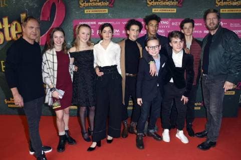 Uwe Ochsenknecht Paula Donath Mina Rueffer Nina Goceva Benedict Göckle Chieloka Nwokolo Caspar Krzysch Maurice Magno Eloi Christ and Henning Baum at the premiere of the film Burg Schreckenstein 2 at the Mathäser Filmpalast Munich 03 12 2017 Foto:xP.xSchönbergerx xFuturexImage