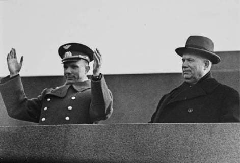 Yuri Gagarin, Nikita Khrushchev in the Red Square. 1961 Supplied By: SCRSS - Society for Co-operation in Russian & Soviet Studies, Russia Federation Copyright: Topfoto  !ACHTUNG AUFNAHMEDATUM GESCHÄTZT! UnitedArchivesScrss001947