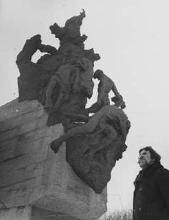 Architect Anatoliy Ihnashchenko near the monument to Soviet civilians and soldiers and officers of the Soviet Army executed by the German Fascist invaders in Babiy Yar (Kiev). 1980 Supplied By: SCRSS - Society for Co-operation in Russian & Soviet Studies, Ukraine Copyright: Topfoto  !ACHTUNG AUFNAHMEDATUM GESCHÄTZT! UnitedArchivesScrss004667