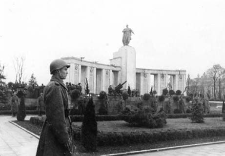 The monument to Red Army Soldiers, the Heroes of the storm of Berlin. November, 1945 Supplied By: SCRSS - Society for Co-operation in Russian & Soviet Studies 2., Russia Federation Copyright: Topfoto  !ACHTUNG AUFNAHMEDATUM GESCHÄTZT! UnitedArchivesScrss006342