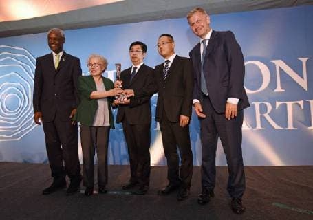 Bilder des Tages (171206) -- NAIROBI, Dec. 6, 2017 -- Erik Solheim (1st R), Executive Director of the UN Environment Programme (UNEP), poses for photos with foresters from China s Saihanba during an awarding ceremony in Nairobi, Kenya, on Dec. 5, 2017. China s Saihanba afforestation community on Tuesday scooped a prestigious UN environmental award for its outstanding contribution to restoration of degraded landscapes, amid the national efforts to advance ecological civilization. ) (zy) KENYA-NAIROBI-CHINA-SAIHANBA AFFORESTATION COMMUNITY-UN AWARD ChenxCheng 
