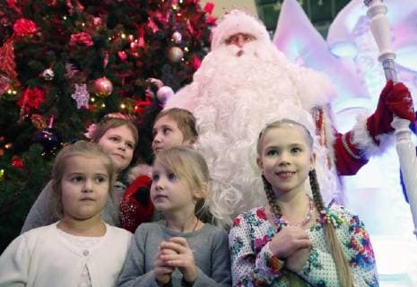 Bilder des Tages MOSCOW, RUSSIA - DECEMBER 6, 2017: Father Frost from Veliky Ustyug poses with children after a press conference at the Russkaya Pesnya (Russian Song) Moscow State Folklore Music Theatre ahead of the upcoming New Year holidays. Artyom Geodakyan TASS  TS06C234