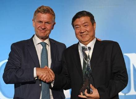 (171206) -- NAIROBI, Dec. 6, 2017 -- Chairman of Elion Resources Group Wang Wenbiao (R) poses with Erik Solheim, Executive Director of the UN Environment Programme (UNEP) during an awarding ceremony in Nairobi, Kenya, on Dec. 5, 2017. Wang Wenbiao was honored the Champion of the Earth award during the UN Environment Assembly (UNEA3) being held on Dec. 4-6 in Nairobi, Kenya. ) (zy) KENYA-NAIROBI-CHINA-UN AWARD ChenxCheng 