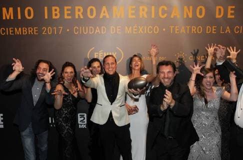 The cast of Crows club pose with the Best Comedy Award during the presentation of the Fénix Awards of Iberoamerican Cinema 2017, in Mexico City, Mexico, 06 December 2017. The series Crows club , from the Netflix platform, received today the first of the awards given at the Fénix Awards of Ibero-American Cinema 2017, which for the first time recognized television productions. Fenix Awards in Mexico !ACHTUNG: NUR REDAKTIONELLE NUTZUNG!  Copyright: xMarioxGuzmánx MEX21 20171207-636482256784284252