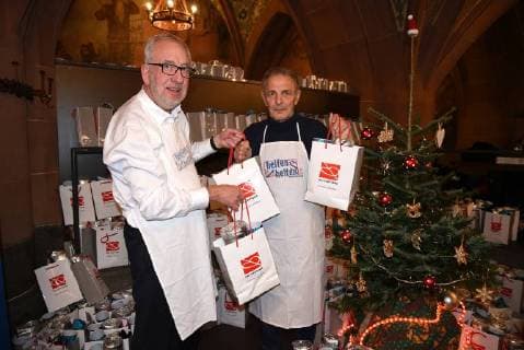 07.2017 Frankfurt am Main, Römer Weihnachtsessen für Frankfurter Obdachlose 2017 die DFL hat wieder Päckchen mit warmen Sachen gestiftet die FFH-Programmdirektor Hans-Dieter Hillmoth und Eintracht Frankfurt Urgestein Karl-Heinz Charly Körbel verteilen *** 07 2017 Frankfurt am Main Roman Christmas dinner for homeless people in Frankfurt in 2017 The DFL has again donated packets of warm things distributed by FFH Program Director Hans Dieter Hillmoth and Eintracht Frankfurt veteran Karl Heinz Charly Körbel CE