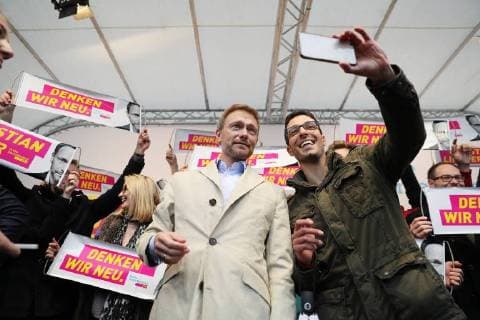 Deutsche Parteien: FDP. Wiedereinzug in den Bundestag 2017 Christian Lindner spricht auf dem M?nchner Marienplatz Bundestagswahl 2017 Wahlkampf Veranstaltung der FDP auf dem M?nchner Marienplatz mit dem Spitzenkandidaten der FDP Christian Lindner Sammy Minkoff Langaeckerstrasse 12 82279 Eching am Ammersee, Muenchen Bayern Deutschland Marienplatz *** Christian Lindner speaks at the Munich Marienplatz Bundestag election 2017 Election campaign of the FDP on Munichs Marienplatz with the top candidate of the FDP Christian Lindner Sammy Minkoff Langaeckerstrasse 12 82279 Eching am Ammersee Munich Bavaria Germany Marienplatz