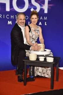 Karsten Speck with accompaniment at the gala premiere of Ghost The Musical at the Stage Theater of the West Berlin 07 12 2017 Foto:xN.xKubelkax xFuturexImage