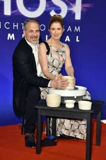 Karsten Speck with accompaniment at the gala premiere of Ghost The Musical at the Stage Theater of the West Berlin 07 12 2017 Foto:xN.xKubelkax xFuturexImage