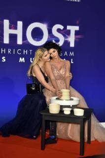 Yvonne Woelke and Micaela Schäfer at the gala Premiere of Ghost The Musical at the Stage Theater of the West Berlin 07 12 2017 Foto:xN.xKubelkax xFuturexImage