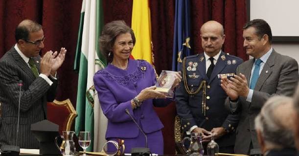 Spain s emeritus Queen Sofia (C) receives 1st Juan Antonio Carrillo Salcedo Award for Human Rights on behalf of Queen Sofia Foundation by Seville University s President, Miguel Angel Castro (L), during the awarding ceremony at Seville University in Seville, southern Spain, 10 December 2017. Spain s emeritus queen Sofia receives Juan Antonio Carrillo Salcedo Award for Human Rights !ACHTUNG: NUR REDAKTIONELLE NUTZUNG!  Copyright: xJoséxManuelxVidal.x GRAF030 20171210-636485106888203216