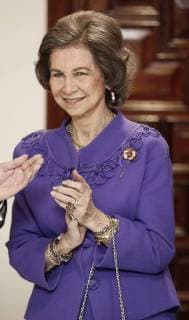 Spain s emeritus Queen Sofia (C) poses next to a portrait of her son, Spain s King Felipe VI (unseen), shortly before the awarding ceremony of 1st Juan Antonio Carrillo Salcedo Award for Human Rights at Seville University in Seville, southern Spain, 10 December 2017. The portrait is one present to Seville University by Real Maestranza de Caballeria of Seville. Queen Sofia received the prize on behalf of Queen Sofia Foundation. Spain s emeritus queen Sofia receives Juan Antonio Carrillo Salcedo Award for Human Rights !ACHTUNG: NUR REDAKTIONELLE NUTZUNG!  Copyright: xJoséxManuelxVidal.x GRAF027 20171210-636485114190563216