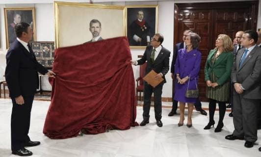 Bilder des Tages Spain s emeritus Queen Sofia (3-R) poses next to a portrait of her son, Spain s King Felipe VI, shortly before the awarding ceremony of 1st Juan Antonio Carrillo Salcedo Award for Human Rights at Seville University in Seville, southern Spain, 10 December 2017. The portrait is one present to Seville University by Real Maestranza de Caballeria of Seville. Queen Sofia received the prize on behalf of Queen Sofia Foundation. Spain s emeritus queen Sofia receives Juan Antonio Carrillo Salcedo Award for Human Rights !ACHTUNG: NUR REDAKTIONELLE NUTZUNG!  Copyright: xJoséxManuelxVidal.x GRAF028 20171210-636485115561023216