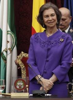 Spain s emeritus Queen Sofia (C) receives 1st Juan Antonio Carrillo Salcedo Award for Human Rights on behalf of Queen Sofia Foundation by Seville University s President, Miguel Angel Castro (L), during the awarding ceremony at Seville University in Seville, southern Spain, 10 December 2017. Spain s emeritus queen Sofia receives Juan Antonio Carrillo Salcedo Award for Human Rights !ACHTUNG: NUR REDAKTIONELLE NUTZUNG!  Copyright: xJoséxManuelxVidal.x GRAF031 20171210-636485116226675216