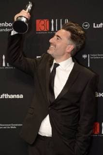 William Oldroyd with the prize for the best debut film Lady Macbeth at the award ceremony of the 30 European Film Prize 2017 at the Haus der Berliner Festspiele Berlin 09 12 2017 Foto:xC.xNiehausx xFuturexImage