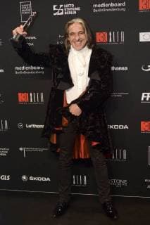 Leendert van Nimwegen with the Best Make-Up Award in Brimstone at the award ceremony of the 30th European Film Award 2017 at the Haus der Berliner Festspiele Berlin 09 12 2017 Foto:xC.xNiehausx xFuturexImage