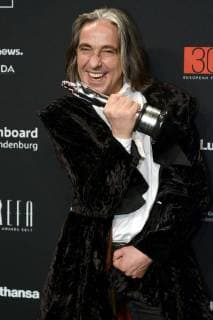 Leendert van Nimwegen with the Best Make-Up Award in Brimstone at the award ceremony of the 30th European Film Award 2017 at the Haus der Berliner Festspiele Berlin 09 12 2017 Foto:xC.xNiehausx xFuturexImage